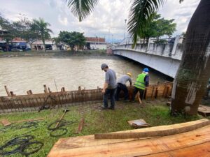 Avanzan trabajos de realce del muro del río Tuluá en medio de temporada de lluvias.