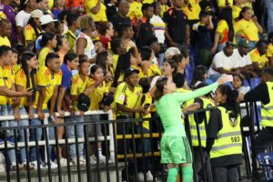 Colombia femenina vence 2-1 a Chile en Cali y se mantiene en la pelea por el liderato.