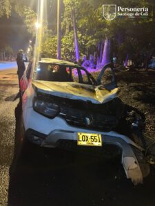 Ataque a líderes sociales en Cali deja vehículo incinerado.