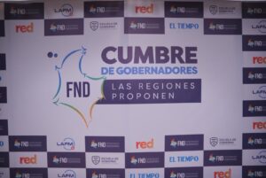 Gobernadora del Valle advierte falta de articulación con las regiones en cumbre nacional.