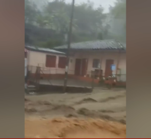 Lluvias en Versalles dejan al menos 50 familias afectadas por inundaciones.