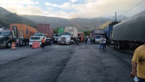 Bloqueo en vía a Buenaventura genera pérdidas millonarias y llamado urgente al Gobierno nacional.