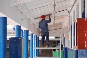 Cali abre licitación para renovar seis sedes educativas con presupuesto participativo.