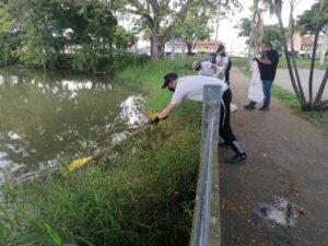 La Policía ambiental entrega balance de jornada de limpieza en el humedal Lago Chillicote en Tuluá.