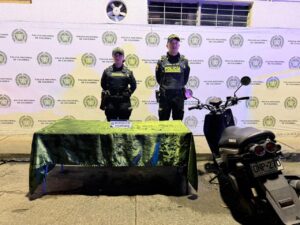 Policía recupera motocicleta hurtada y la entrega a su propietaria en Tuluá.