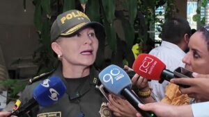 Incineran tractocamión en la vía Buga–Buenaventura; conductor salió ileso.