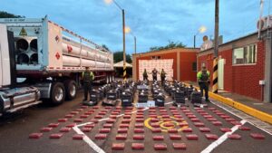 Incautan 2.500 kilos de cocaína ocultos en tractocamión en Ansermanuevo