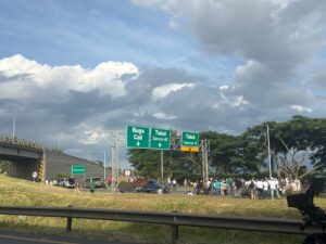 Restablecen la movilidad en Mediacanoa y Tuluá tras acuerdos entre comunidades y el Gobierno nacional.