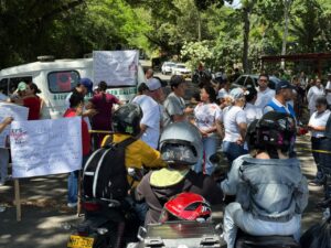 Policía acompaña manifestaciones de trabajadores de la salud en el norte del Valle