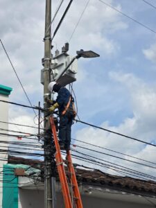 El municipio de Tuluá comenzó la modernización de su alumbrado público con la instalación de 15.000 lámparas LED.