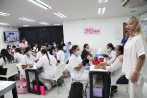 Certifican a mujeres cuidadoras y persona con discapacidad en formación de manicure y pedicure