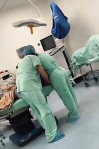 DURANTE EL TERREMOTO, TRES PROFESIONALES PERMANECIERON JUNTO A UNA PACIENTE QUE NO PODÍA EVACUAR