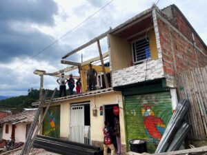 Campesinos de Fenicia comparten sus cosechas en medio de la emergencia