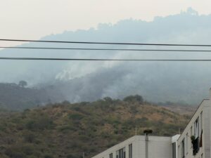 ¿LOGRARÁ EL APOYO AÉREO FRENAR LOS INCENDIOS FORESTALES QUE CONTINÚAN ACTIVOS EN YUMBO?