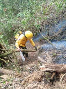 Más de 50 días de incendios en Buga: Bomberos solicitan helicóptero con sistema Bambi Bucket