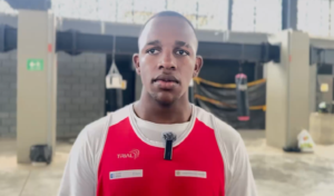 Fabián Arley Solís Carabalí se prepara para su próxima competencia de boxeo.