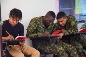 Soldados y jóvenes se capacitan en construcción para apoyar la recuperación de comunidades en el Valle.